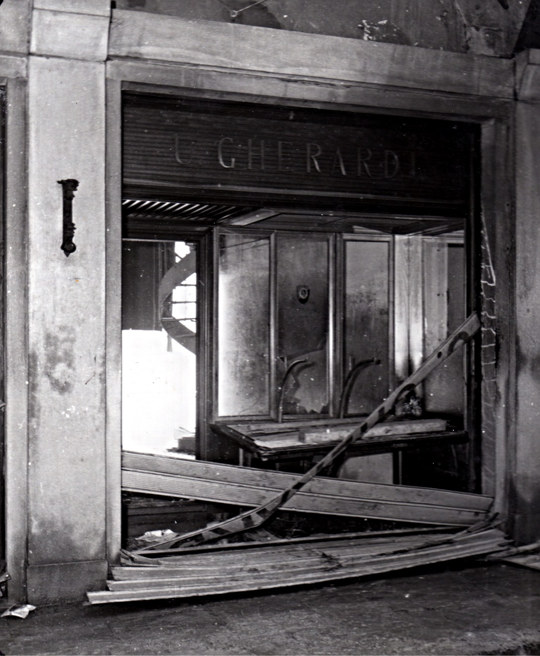 Exterior of Gherardi jeweller's store after the 1966 Florence flood / photo courtesy of Ugo Gherardi for publication in The Florentine
